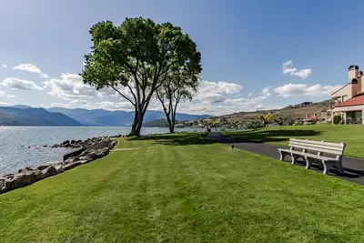 Image de Magnifique condo au bord de l'eau avec piscines / bains à remous communs, près de la ville!