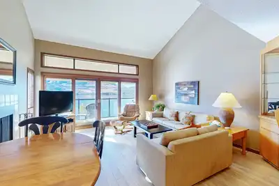 Image de Lakefront condo w / dock dispose de jacuzzi, piscine et plus encore!