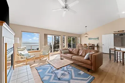 Image de Lake Chelan view home w / large terrasse, nouveau spa, table de ping-pong et de babyfoot
