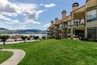 Image de condo de luxe avec piscines de villégiature partagées, un bain à remous et une plage privée et quai!