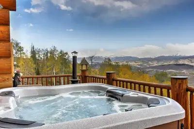 Image de Maison isolée de Granby avec vue sur la montagne et bain à remous privé