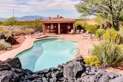 Image de Lumineux, belle maison avec patio, balcon, vue sur la montagne et piscine commune / bain à remous!