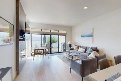 Image de condo au bord du lac avec vue sur la montagne, piscine partagée et un bain à remous!