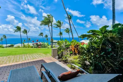 Rez-de-chaussée, condo avec vue sur la mer avec véranda, piscine du complexe et accès à la plage