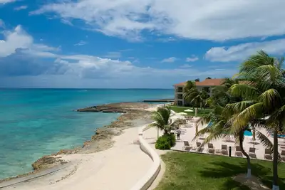 Image de George Town Villas # 318-Condo côtier élégant avec des avantages pour les familles près de Seven Mile Beach