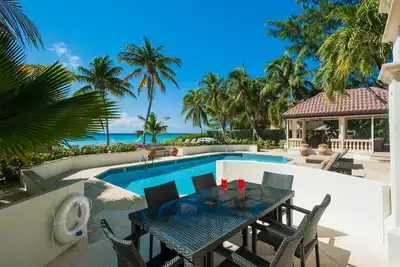Coconut Walk: Manoir de luxe Seven Mile Beach avec une plage et une piscine isolées