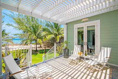 Image de Avocado Cottage: Retraite en bord de mer avec un paysage tropical luxuriant