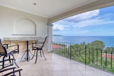 Image de Condo Breezy avec piscine partagée, plages à proximité et vue imprenable sur l'océan!
