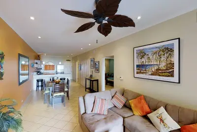 Vibrant, condo avec vue sur la mer avec piscine partagée et balcon privé - à proximité de la plage