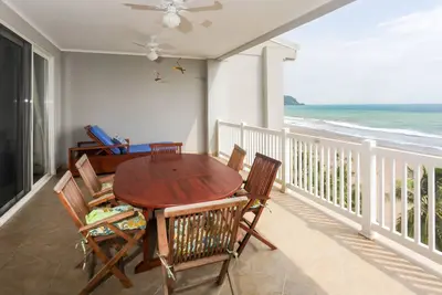 Image de Superbe condo en bord de mer w \/ accès à la piscine partagée et vue imprenable sur l'océan!