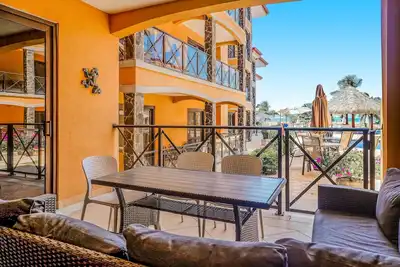 Image de Magnifique condo en bord de mer w \/ piscine partagée, cuisine moderne, intérieur haut de gamme