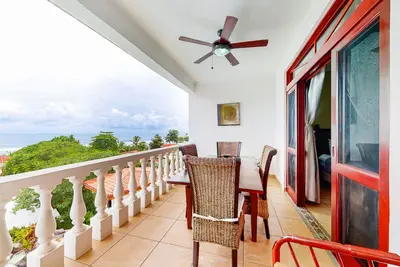 Image de Condo en bord de mer avec vue imprenable sur l'océan, piscine partagée et très bien situé!