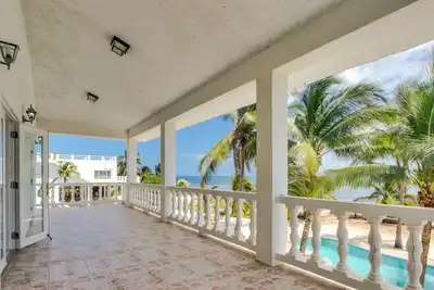 Image de Villa en bord de mer avec piscine partagée, accès à la plage, superbes vues!