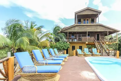 Image de Unique villa en front de mer avec un balcon privé et une terrasse de piscine - à pied de la plage!