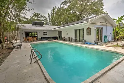 Image de Sarasota House w \/ Backyard Oasis - 10 minutes de la plage