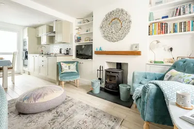 Painter's Cottage in the heart of St Ives, very close to sea front at harbour, great base to explore from! Free WiFi