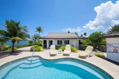 Image de Conché: Bungalow chic sur l'île avec aménagement paysager tropical luxuriant, plongée avec tuba et piscine