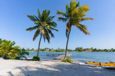 Image de Kirk Kove - Beachfront House sur la crique à Cayman Kai