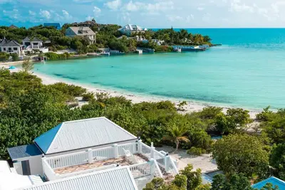 Image de Coccoloba Beach House \/\/ Front de mer sur la plage de Taylor Bay \/\/ Piscine privée