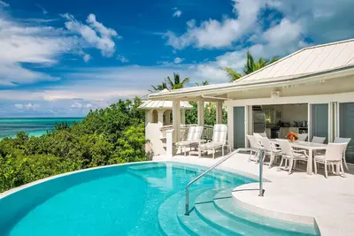 Image de Turtle Beach Villa 5br sur Grace Bay Beach avec des hamacs de plage et piscine