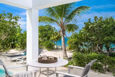 Image de Water Edge Villa sur Grace Bay Beach, une escapade romantique aux îles Turques et Caïques