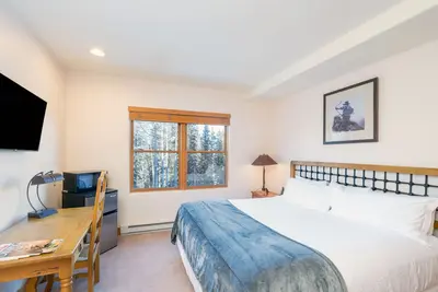 Image de Chambre abordable avec lit king, salle de bain privée - # 208b
