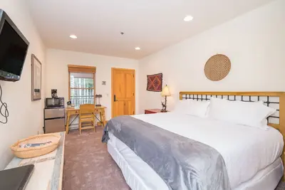 Image de Chambre lit king-size verrouillable pour les animaux de compagnie avec piscine, accès au bain à remous