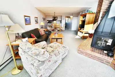 Image de Dernier étage vues sur la montagne, piscine intérieure, bain à remous, garage, ascenseur, grande terrasse