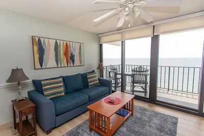 Image de Lovely Et Mise À Jour Deux Chambres Ocean Front Condo Disponible Maintenant!
