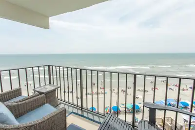 Image de Sentez-Vous Confortable Dans Ce Condo Frontal De 2 Chambres
