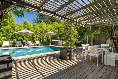 Image de River Oasis! Piscine, bain à remous, sauna, à pied de la ville! 15% de réduction jusqu'au mois de mai!