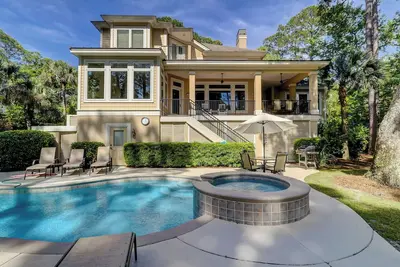 Image de Spectaculaire maison est située sur le terrain de golf à Palmetto Dunes.