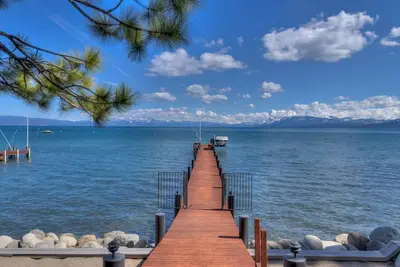 Image de 4 Br Lakefront w / bain à remous, billard, jetée et bouée