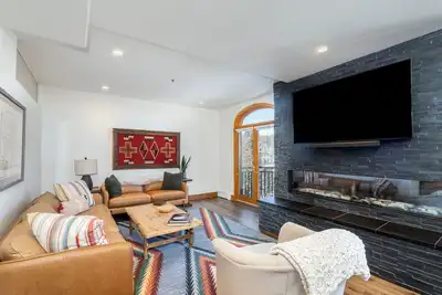 Image de Pièce à errer! Spacieux Condo 4 Chambres Avec Vue Sur La Montagne