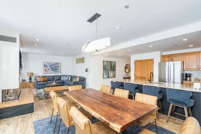 Image de Spacieux condo 4 chambres avec accès double maître, accès à la piscine et au bain à remous