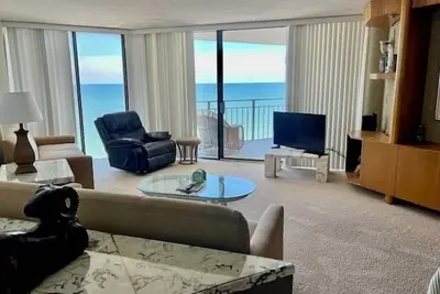 Image de Spacieuse Avec Grande Vue Ce Deux Chambres Condo Est Chaud!