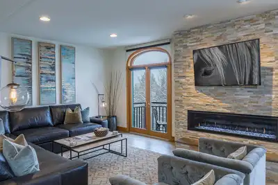 Image de Condo 4 chambres acceptant les animaux de compagnie avec vue imprenable sur la montagne