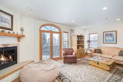 Image de Fenêtres et vues à profusion dans l'unit�� de coin 3 chambres à coucher de Bear Creek Lodge