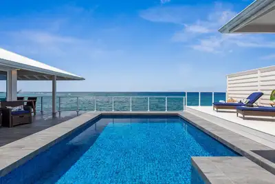 Image de Turtle Rock - Ocean Front Cottage avec piscine