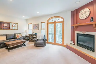 Image de Tellement de place! Énorme 3 chambres avec vue sur la forêt dans le village de montagne
