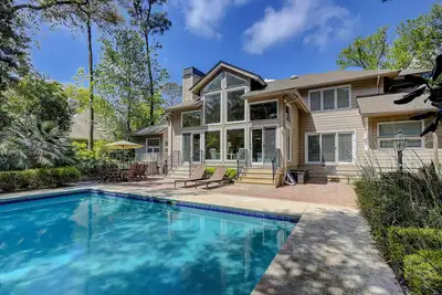Image de Maison Hilton Head spacieuse rénovée sur deux étages - 3e rangée!