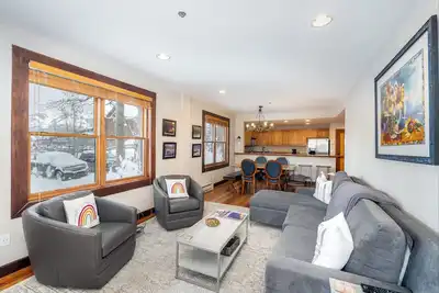 Image de Unité de coin avec 2 chambres décorées avec goût et beaucoup de lumière