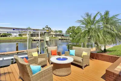 Image de Villa Valinda, face au sud, accès direct au golfe avec piscine et ponton