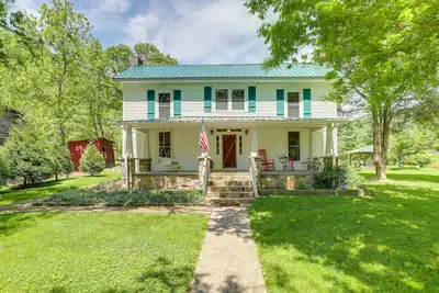 Image de Cottage pittoresque Marshall à la ferme avec bain à remous privé