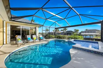 Image de Maison luxueuse avec accès au golfe, piscine / immense bain à remous + table de billard
