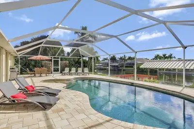 Image de Orienté plein sud avec une magnifique piscine personnalisée, un accès au golfe et une immense terrasse de piscine