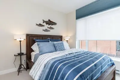 Image de 2 chambres, 2 salles de bains appartement joyau mousseux dans le coeur de la ville