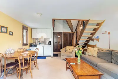 Image de Grande chambre en mezzanine avec kitchenette au Manitou Lodge