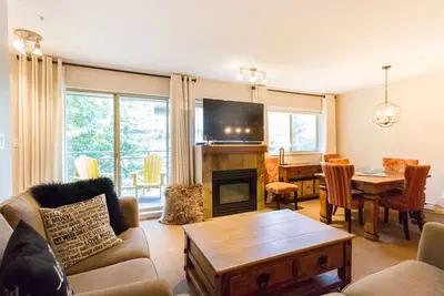 Image de Superbe 2 chambres, 6 couchages, entièrement rénové, situé Village!