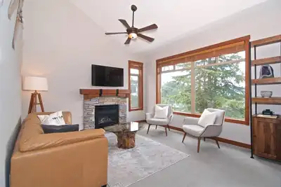 Image de Superbe maison de ville de 3 étages avec 3 chambres à coucher, en haut du mont Whistler, à The Bluffs